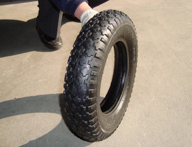 ကြီးမားသောစတုရန်းပုံစံ pneumatic ရော်ဘာတာယာ